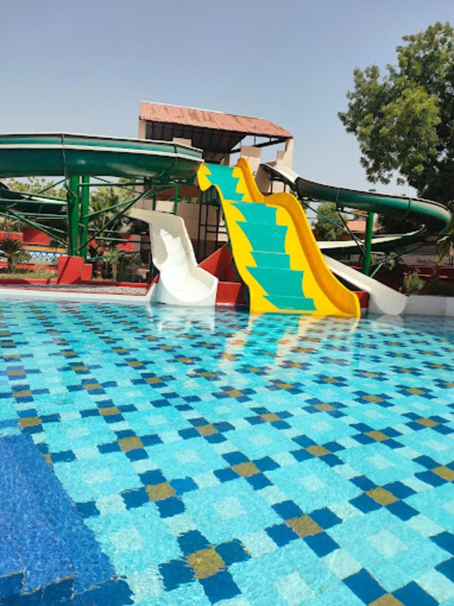 Holiday Resort & Spa A Unit Of S Poddar Group Gāndhīdhām Exterior foto