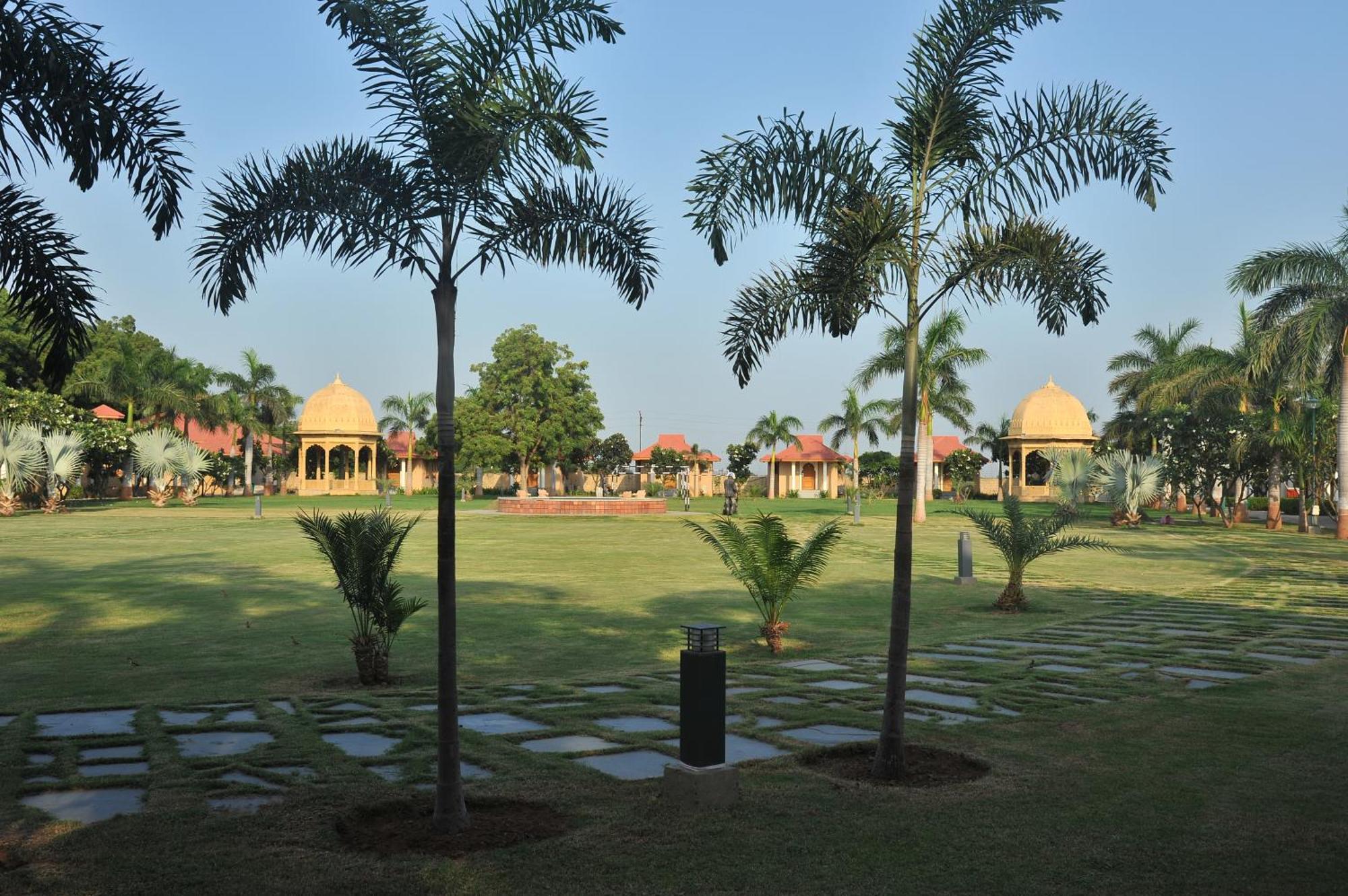 Holiday Resort & Spa A Unit Of S Poddar Group Gāndhīdhām Exterior foto